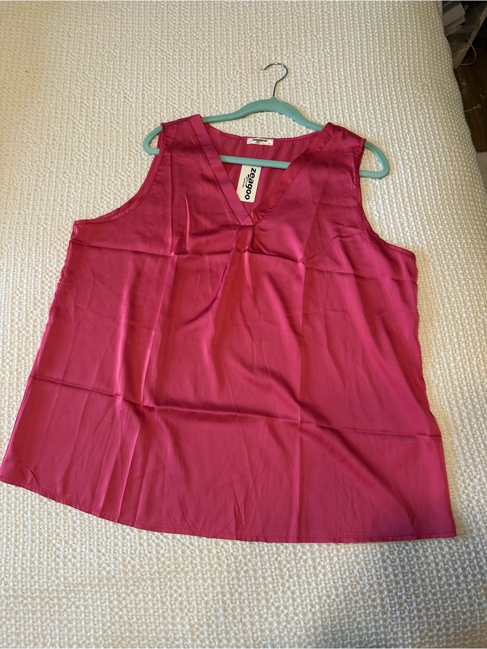 zeagoo Sleeveless V-Neck Camisole in Fuchsia. NWT